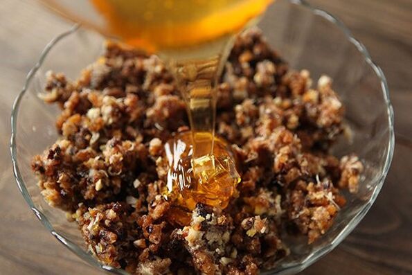 Nozes com mel - um remédio popular para um rápido aumento da potência em casa