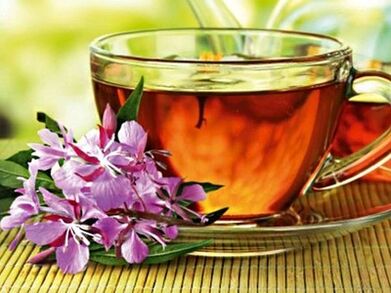 O chá de erva-cidreira pode trazer benefícios e danos ao corpo masculino