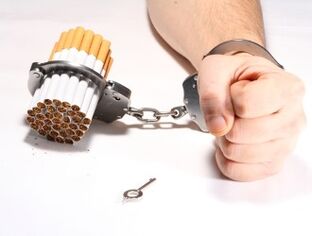 É muito difícil parar de fumar devido ao seu poderoso vício. 